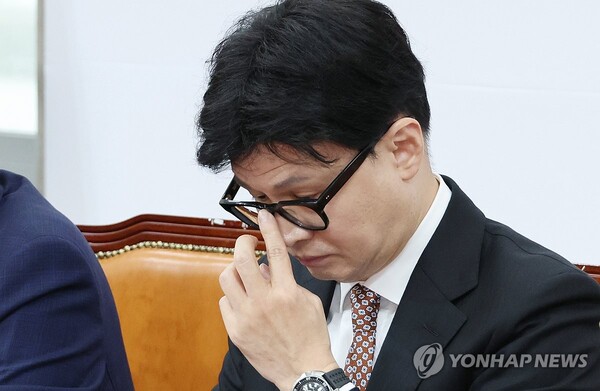 국민의힘 한동훈 대표가 4일 오전 서울 여의도 국회에서 열린 최고위원회의에서 발언 도중 안경을 만지고 있다.2024.11.4 [사진=연합뉴스]