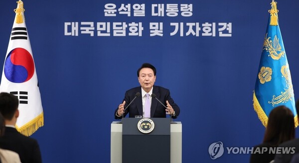  윤석열 대통령이 7일 오전 서울 용산 대통령실 청사 브리핑실에서 '대국민담화 및 기자회견'을 하고 있다. [사진=연합뉴스]