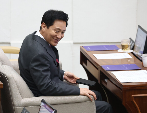 오세훈 서울시장이 1일 오후 서울시의회 본회의장에서 열린 제327회 정례회 개회식에 참석해 의원들과 인사를 나누고 있다. 2024.11.1 [사진=연합뉴스]