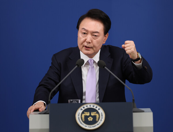  윤석열 대통령이 7일 오전 서울 용산 대통령실 청사 브리핑실에서 열린 '대국민담화 및 기자회견'에서 질문에 답변하고 있다. [사진=연합뉴스]