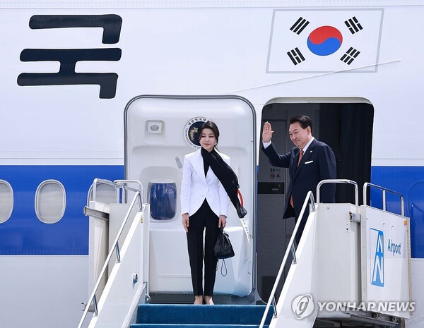 카자흐스탄 국빈 방문을 마친 윤석열 대통령과 김건희 여사가 13일(현지시간) 카자흐스탄 아스타나 공항에서 다음 국빈 방문지인 우즈베키스탄으로 향하며 전용기인 공군 1호기에 올라 인사하고 있다. 2024.6.13 [사진=연합뉴스]
