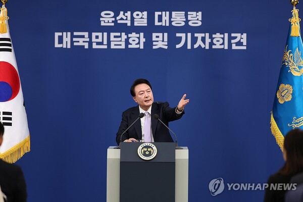 윤석열 대통령이 7일 오전 서울 용산 대통령실 청사 브리핑실에서 열린 '대국민담화 및 기자회견'에서 북한 문제에 대한 질문을 준비한 외신 기자에게 질문할 기회를 주고 있다. 2024.11.7 [사진=연합뉴스]