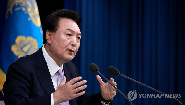 윤석열 대통령이 7일 오전 서울 용산 대통령실 청사 브리핑실에서 열린 '대국민담화 및 기자회견'에서 대국민 담화문을 발표하고 있다. 2024.11.7 [사진=연합뉴스]