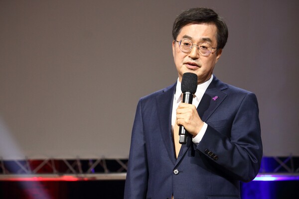 국가기간뉴스통신사 연합뉴스와 세계한인무역협회(월드옥타)가 28일(현지시간) 오스트리아 센터 빈에서 개최한 '제28차 세계한인경제인대회' 개회식에서 김동연 경기도지사가 '휴머노믹스, 대한민국 판갈이 전략'을 주제로 기조강연하고 있다. [사진=연합뉴스]