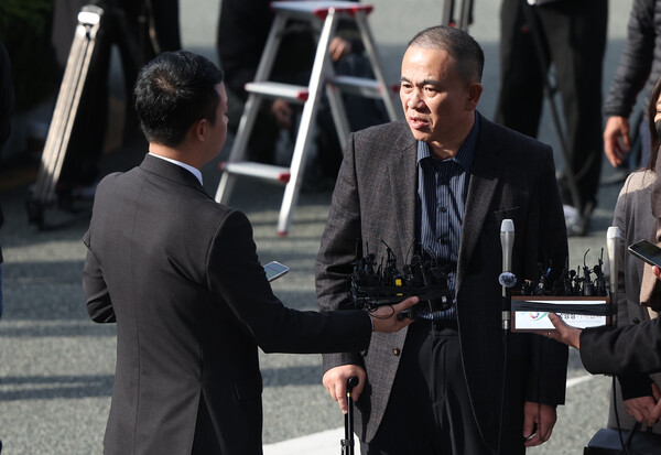 김건희 여사 공천 개입 의혹과 미래한국연구소의 불법 여론조사 의혹 등 사건의 핵심 인물인 명태균 씨가 8일 오전 경남 창원시 성산구 창원지방검찰청(창원지검)에 출석하고 있다. [사진=연합뉴스]