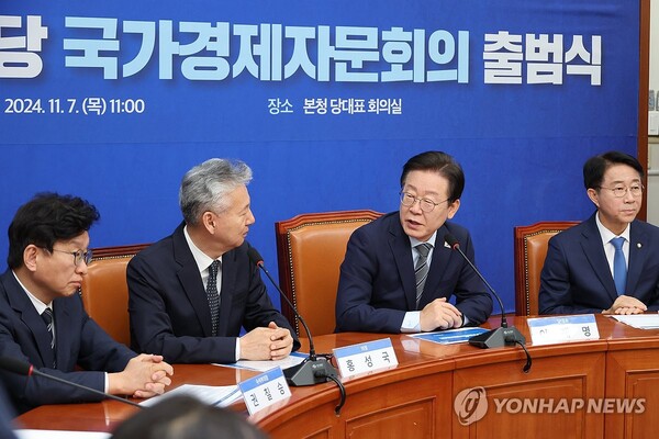 더불어민주당 이재명 대표(왼쪽 세번째)가 7일 오전 서울 여의도 국회에서 열린 국가경제자문회의 출범식에서 발언하고 있다. [사진=연합뉴스]