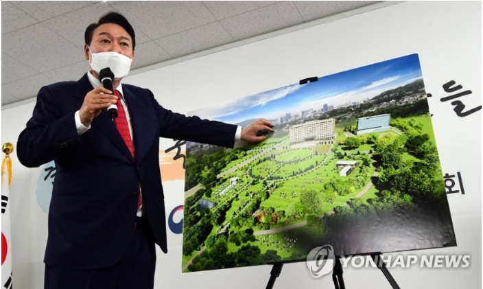  윤석열 대통령이 당선인 시절 대선 직후인 2022년 3월20일 오전 서울 종로구 삼청동 대통령직인수위원회 회견장에서 대통령실 용산 이전과 관련해 기자회견을 하고 있다. [사진=국회사진기자단]