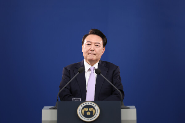 윤석열 대통령이 7일 오전 서울 용산 대통령실 청사 브리핑실에서 열린 '대국민담화 및 기자회견'에서 취재진의 질문을 듣고 있다. [사진=연합뉴스]