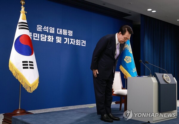 윤석열 대통령이 7일 오전 서울 용산 대통령실 청사 브리핑실에서 열린 '대국민담화 및 기자회견'에서 국민들에게 사과하며 고개 숙여 인사하고 있다. 2024.11.7 [사진=연합뉴스]