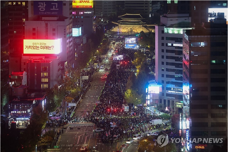  9일 오후 서울 숭례문 일대에서 더불어민주당 주최로 '윤석열 퇴진' 집회인 '김건희·윤석열 국정농단 규탄·특검 촉구 제2차 국민행동의 날' 장외집회가 열리고 있다. 2024.11.9 [사진=연합뉴스]