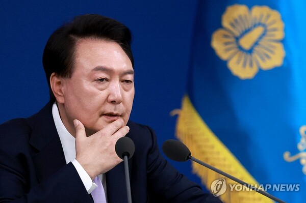 윤석열 대통령이 7일 서울 용산 대통령실 청사 브리핑실에서 '대국민담화 및 기자회견'에서 취재진의 질문에 답하고 있다. 2024.11.7 [사진=연합뉴스]