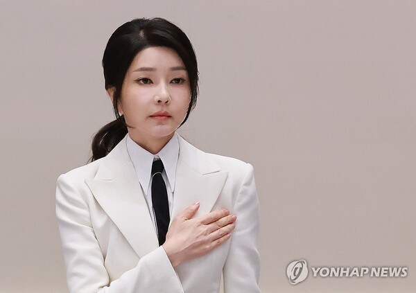 김건희 여사가 13일 청와대 영빈관에서 열린 '2024 파리 패럴림픽 선수단 격려 오찬'에 참석해 국기에 경례하고 있다. 2024.9.13 [사진=연합뉴스]