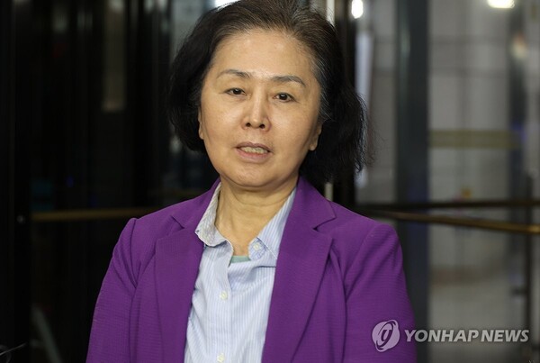 국민의힘 김영선 전 의원이 4일 오후 창원지방검찰청에서 약 12시간 동안 조사를 받은 뒤 검찰 청사 밖을 나와 취재진에게 입장을 밝히고 있다.2024.11.4 [사진=연합뉴스]