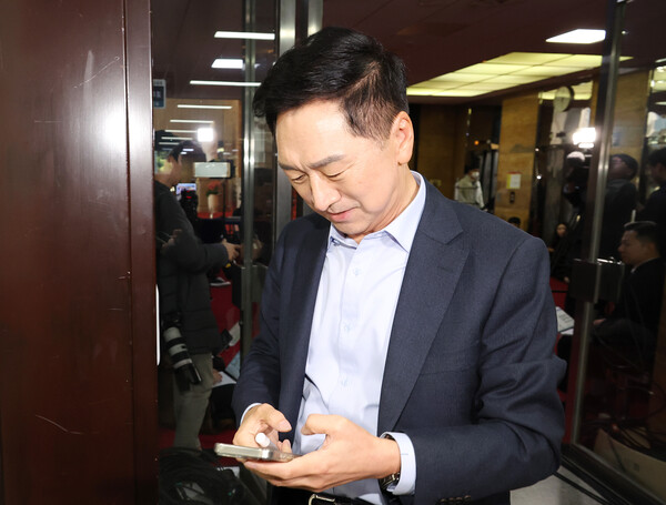 국민의힘 김기현 의원이 6일 오후 국회에서 열린 한동훈 대표와의 5∼6선 의원 간담회에 참석하기 위해 당 대표실로 이동하고 있다.