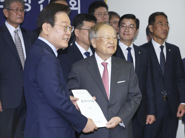 더불어민주당 이재명 대표와 손경식 한국경영자총협회 회장이 11일 오전 서울 마포구 경총회관에서 만나 간담회를 하기 전 경영계 건의사항을 들고 기념 촬영하고 있다.[사진=연합뉴스]