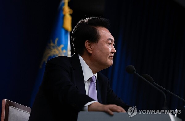 윤석열 대통령이 7일 오전 서울 용산 대통령실 청사 브리핑실에서 열린 '대국민담화 및 기자회견'에서 취재진의 질문을 듣고 있다. 2024.11.7  [사진=연합뉴스]