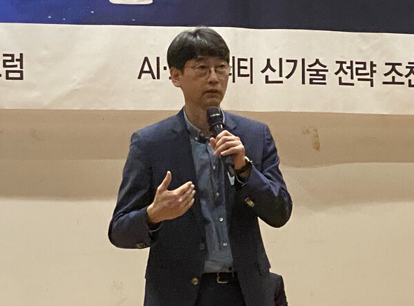 김경만 과학기술정보통신부 인공지능기반정책관이 12일 오후 폴리뉴스가 진행한 「K-AI의 미래, 국회가 뛴다; 범국민적 협력으로 K-AI 시대 연다」 포럼에서 ‘국가 AI 정책 수립 방향’을 주제로 발표 중이다 [사진=폴리뉴스]