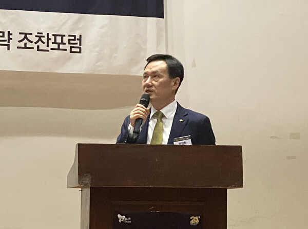 육창화 KB국민은행 AI데이터혁신본부장이 12일 폴리뉴스가 진행한 「K-AI의 미래, 국회가 뛴다; 범국민적 협력으로 K-AI 시대 연다」 포럼에 참석해 ‘KB금융그룹 AI, 현재와 미래’를 주제로 발표 중이다 [사진=폴리뉴스]