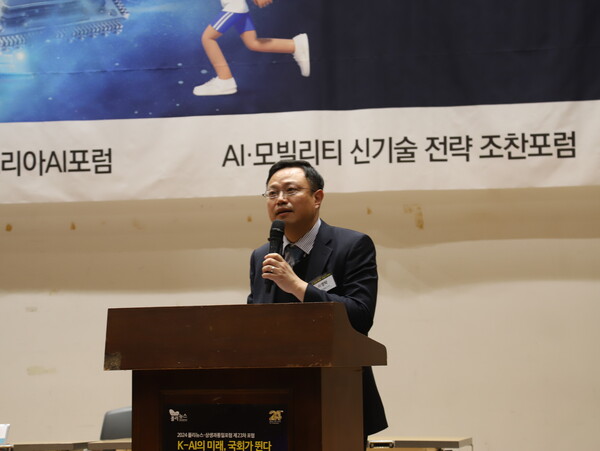 이영탁 SKT 성장지원실 부사장이 12일 국회 의원회관 대회의실에서 열린 ‘K-AI의 미래, 국회가 뛴다’ 포럼에서 ‘AI G3 도약을 위한 AI Infra 1st 전략’을 주제로 발표하고 있다. [사진=폴리뉴스]