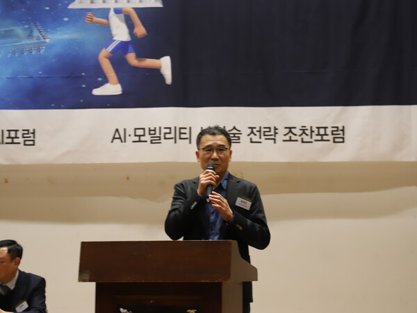 최리군 현대자동차 로보틱스랩 상무가 12일 폴리뉴스가 진행한 「K-AI의 미래, 국회가 뛴다」 포럼에 참석해 '현대자동차는 AI를 로보틱스 분야에서 어떻게 활용할 것인가'를 주제로 발표 중이다. [사진= 폴리뉴스 이은재 PD]