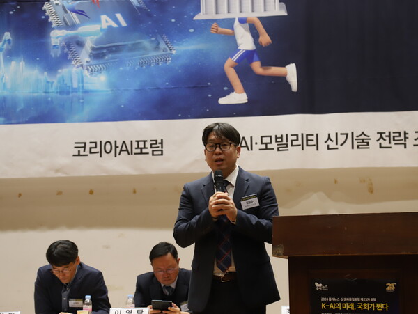 김필수 네이버클라우드 AI/Tech 상무가 12일 국회 의원회관 대회의실에서 열린 ‘K-AI의 미래, 국회가 뛴다’ 포럼에서 ‘생성형 AI시대: 글로벌 AI 전략자산화 K-AI 전략’을 주제로 발표하고 있다. [사진=폴리뉴스 이은재 PD]