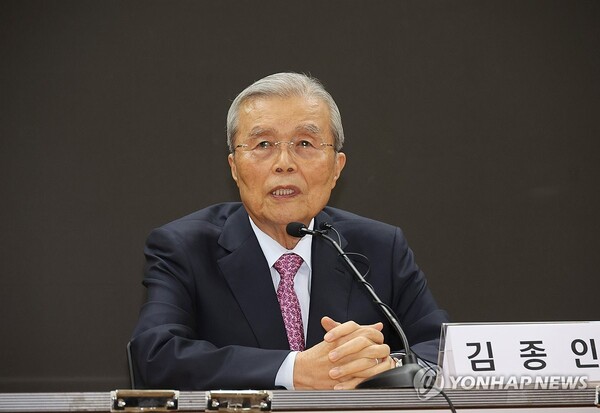 김종인 전 국민의힘 비상대책위원장이 12일 국회 의원회관에서 열린 '트럼프 당선과 한국정치의 과제' 강연회에서 강연을 하고 있다. 2024.11.12 [사진=연합뉴스]