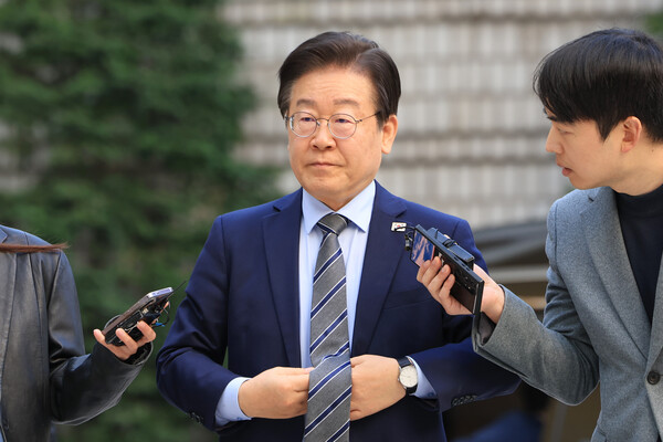 더불어민주당 이재명 대표가 12일 오전 서울 서초구 서울중앙지방법원에서 열린 대장동·백현동·위례신도시 개발비리 및 성남FC 불법 후원금 의혹 사건 1심 속행 공판에 출석하고 있다.[사진=연합뉴스]