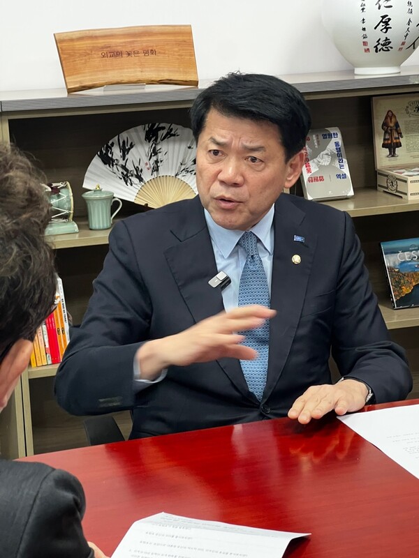 조국혁신당 김준형 의원이 폴리뉴스 김능구 대표와 정국인터뷰를 하고 있다