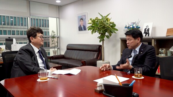 외교통일전문가로 국회 외교통일위원회 소속인 조국혁신당 김준형 의원이 지난 11일 폴리뉴스 김능구 대표와 정국인터뷰를 하고 있다. 김 의원은 "무시무시한 '3종세트'인 트럼프의 미국 우선주의 시대에는 우리의 이익과 생존을 위해서는  '전략적 자율성 확보'가 우리의 살 길"이라고 강조했다. [사진 폴리뉴스]