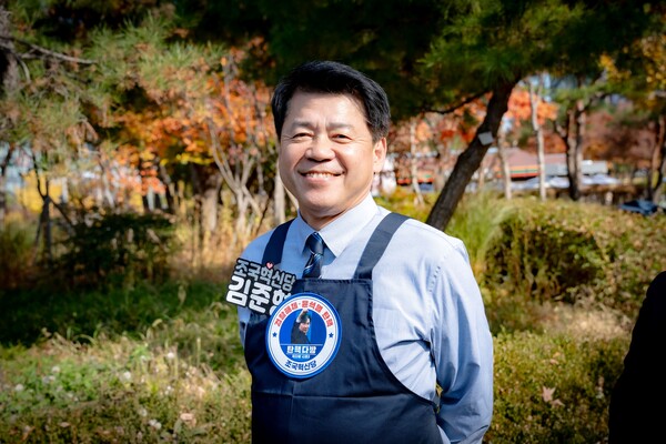 김준형 의원이 조국혁신당이 운영하는 '탄핵다방' 앞에서 미소를 짓고 있다 [사진=김준형 의원실]