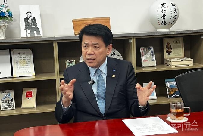 국립외교원장을 역임한 외교통일전문가인 조국혁신당 김준형 의원이 지난 11일 폴리뉴스 김능구 대표와 정국인터뷰에서 '트럼프의 미국 우선주의 속에 한반도 위기'를 진단하고 윤석열 정부의 외교정책에 대해 우려와 비판을 했다. [사진=폴리늎스]