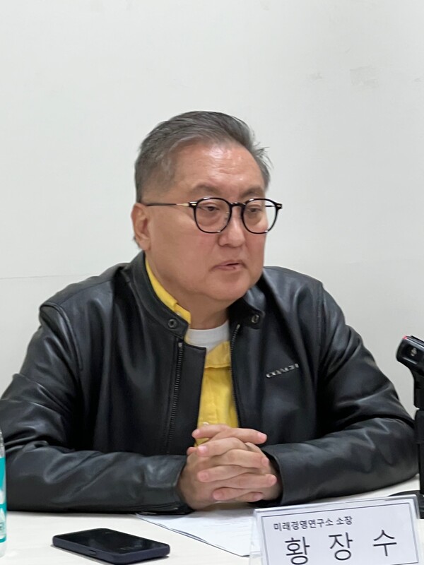 황장수 소장은 “윤 대통령이 쇄신으로 위기를 돌파할 가능성은 별로 없다. 식물화되어 수명을 연장해가면서 국가의 통치 권력이 점점 약해지는 쪽으로 임기 말을 향해서 갈 거다.”라고 전망했다.