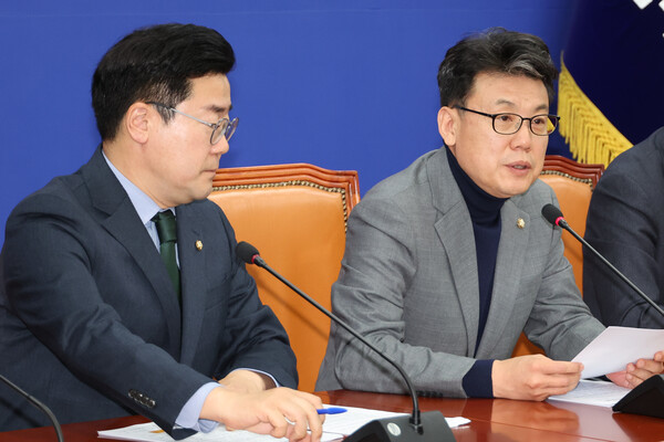 더불어민주당 진성준 정책위의장이 14일 오전 서울 여의도 국회에서 열린 정책조정회의에서 발언하고 있다.  [사진= 연합뉴스]