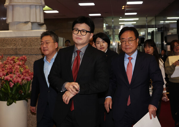 국민의힘 한동훈 대표가 14일 국회 본회의가 끝나고 열린 당 의원총회장으로 향하고 있다. [사진= 연합뉴스]