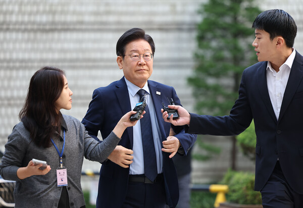 더불어민주당 이재명 대표가 8일 오전 서울 서초구 서울중앙지법에서 열린 '대장동 배임·성남FC 뇌물' 혐의 관련 1심 속행 공판에 출석하고 있다[사진=연합뉴스]