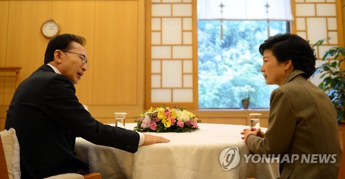 박근혜 전 대통령 당선인 시절 청와대에서 이명박 당시 대통령과 대화하는 모습 [사진=연합뉴스]