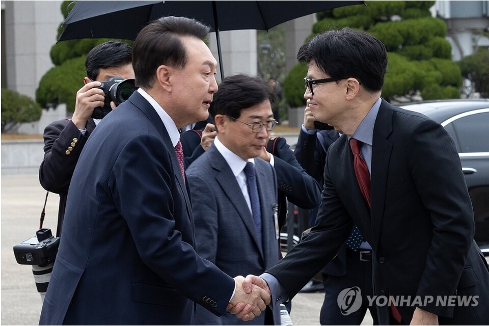 14일 윤석열 대통령의 APEC과 G20 순방길에 한동훈 대표가 환송의 인사를 하고 있다. [사진=연합뉴스]