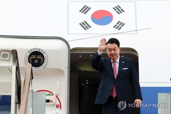 윤석열 대통령이 14일 성남 서울공항에서 31차 아시아태평양경제협력체(APEC) 및 19차 주요 20개국(G20) 정상회의 참석을 위해 출국하며 전용기인 공군 1호기에 올라 인사하고 있다. 2024.11.14 [사진=연합뉴스]