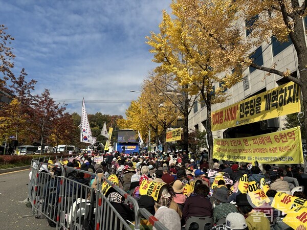 공직선거법상 허위사실 공표 혐의를 받는 더불어민주당 이재명 대표의 1심 선고 공판이 열리는 15일 오후 서울 서초구 서울중앙지방법원 인근에서 신자유연대 등 단체가 반대집회를 열고 있다. [사진= 안다인 기자]