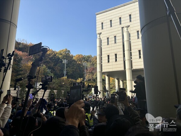 15일 오후 서울 서초구 서울중앙지법에서 공직선거법상 허위사실 공표 혐의를 받는 더불어민주당 이재명 대표가 1심 선고공판에 출석하자 이 대표를 지지하는 시민들이 구호를 외치고 있다. [사진= 안다인 기자]