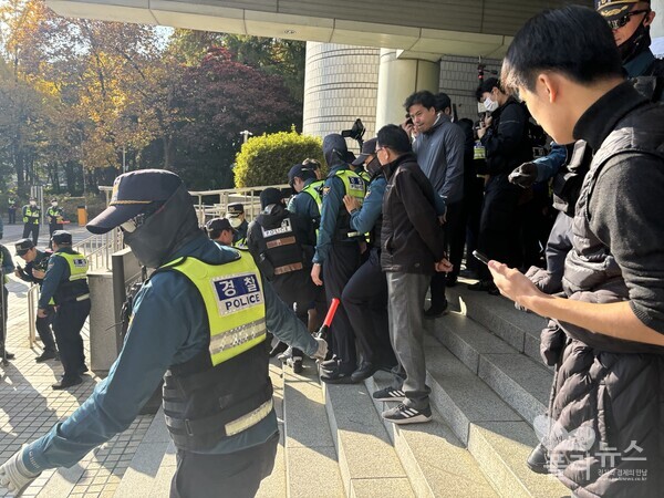 15일 오후 서울 서초구 서울중앙지법에서 공직선거법상 허위사실 공표 혐의로 1심 선고공판에 출석하는 이재명 대표에게 물건을 던진 남성이 경찰에 의해 연행 되고 있다. [사진= 안다인 기자]
