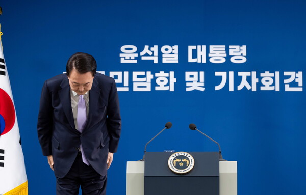 윤석열 대통령이 지난 7일 용산 대통령실에서 열린 대국민담화 및 기자회견에서 국민들에게 허리굽혀 사과하고 있다. [사진=대통령실 제공]