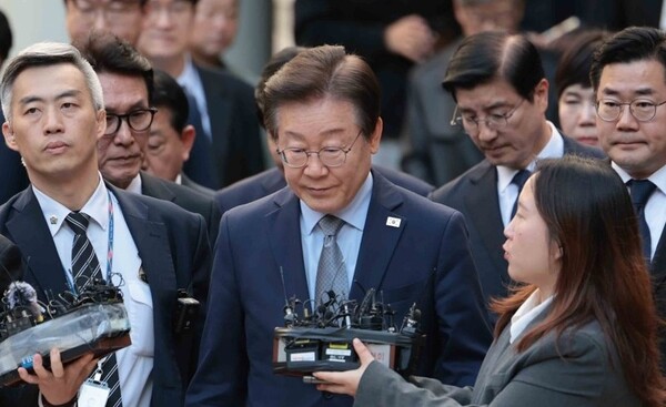  공직선거법상 허위사실 공표 혐의를 받는 더불어민주당 이재명 대표가 15일 오후 서울 서초구 서울중앙지법에서 열린 1심 선고공판 출석을 마치고 법정을 나서고 있다.[사진=연합뉴스]