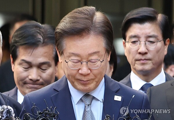 더불어민주당 이재명 대표가 15일 오후 서울 서초구 서울중앙지법에서 열린 공직선거법 위반 혐의 관련 1심 선고 공판을 마친 뒤 법원 청사를 나서고 있다. 이날 서울중앙지법 형사합의34부(한성진 부장판사)는 공직선거법 위반 혐의로 불구속기소된 이 대표에게 징역 1년에 집행유예 2년을 선고했다. 2024.11.15 [사진=연합뉴스]