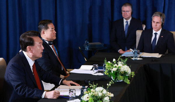 아시아태평양경제협력체(APEC) 정상회의 참석차 페루를 방문 중인 윤석열 대통령이 15일(현지시간) 페루 리마 컨벤션센터에서 한미일 정상회의를 하고 있다.[사진=연합뉴스]