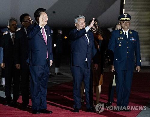  31차 아시아태평양경제협력체(APEC) 정상회의에 참석하는 윤석열 대통령이 14일(현지시간) 페루 리마 제2공군비행단에 도착해 전용기인 공군 1호기에서 내리며 인사하고 있다.[사진=연합뉴스]