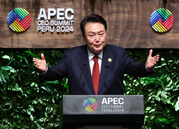 31차 아시아태평양경제협력체(APEC) 정상회의 참석차 페루를 방문한 윤석열 대통령이 15일(현지시간) 리마 국립대극장에서 APEC CEO 서밋 기조연설을 하고 있다. [사진=연합뉴스]