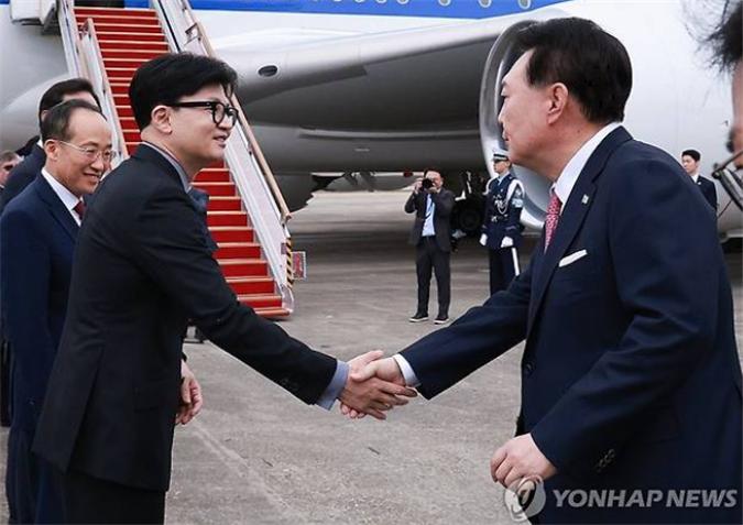 윤석열 대통령이 지난 14일 성남 서울공항에서 APEC 및 20개국(G20) 정상회의 참석을 위해 출국에 한동훈 대표가 환송했다. 폴리뉴스 '닥터둠'에서는 '보수공멸 위기와 이재명 사법리스크 상황 속에 '윤-한의 오월동주' 관계를 당분간 유지할 것'으로 전망했다.