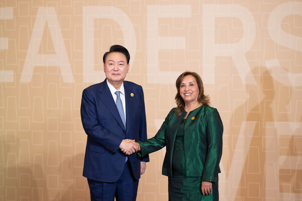 윤석열 대통령이 16일(현지시간) 페루 리마 컨벤션센터의 31차 아시아태평양경제협력체(APEC) 정상회의장에 도착해 디나 볼루아르테 페루 대통령과 기념촬영을 하고 있다. [사진=연합뉴스]