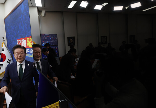 더불어민주당 이재명 대표가 18일 국회에서 열린 최고위원회의를 마치고 회의장을 나서고 있다. [사진=연합뉴스]